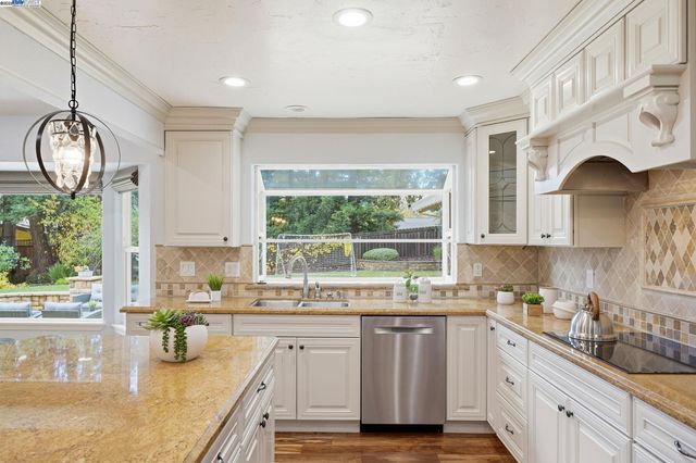 554 Freitas Rd, Danville, CA 94526