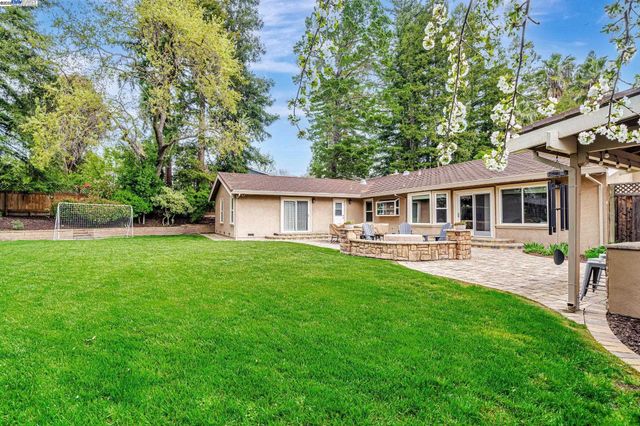 554 Freitas Rd, Danville, CA 94526