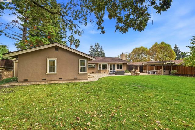 554 Freitas Rd, Danville, CA 94526