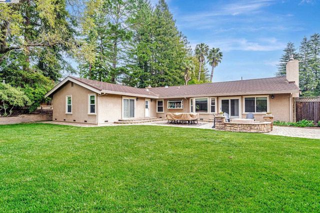 554 Freitas Rd, Danville, CA 94526