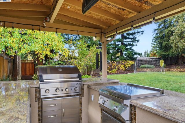 554 Freitas Rd, Danville, CA 94526