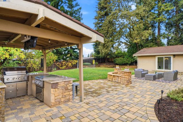 554 Freitas Rd, Danville, CA 94526