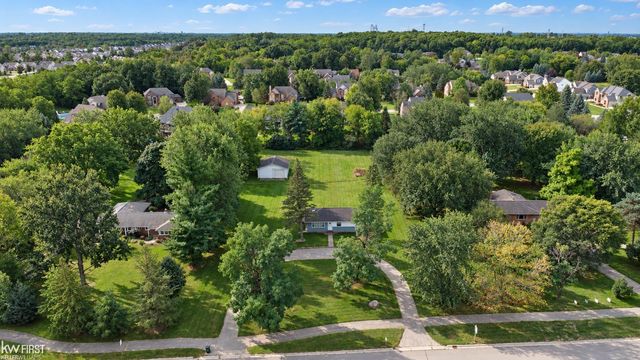 810 E Silverbell Road, Lake Orion, MI 48360