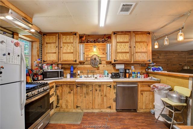 147 Catechis County Road, Huntsville, TX 77320