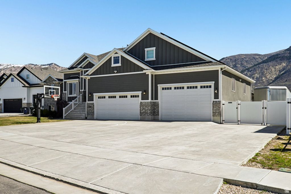 Image 5 of property listing at 1382 N 150 E, Harrisville, UT 84404
