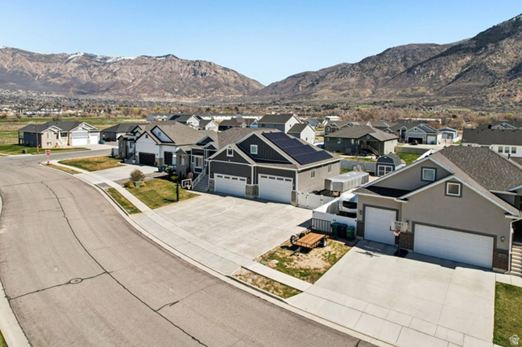 Image 54 of property listing at 1382 N 150 E, Harrisville, UT 84404