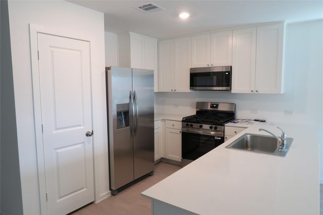 921 Woodhaven Lakes Drive, La Marque, TX 77568