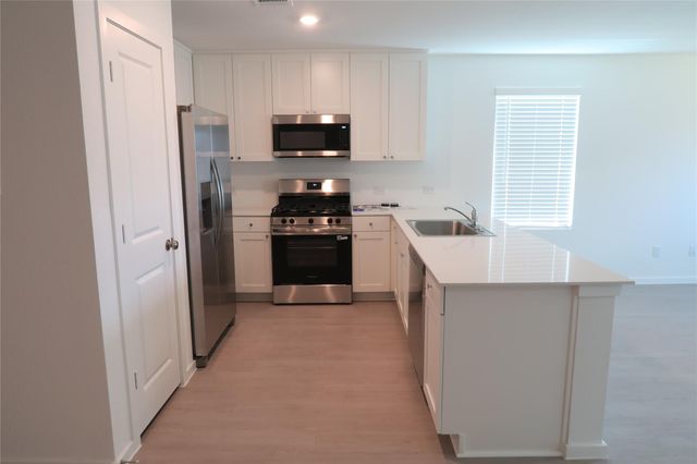 921 Woodhaven Lakes Drive, La Marque, TX 77568