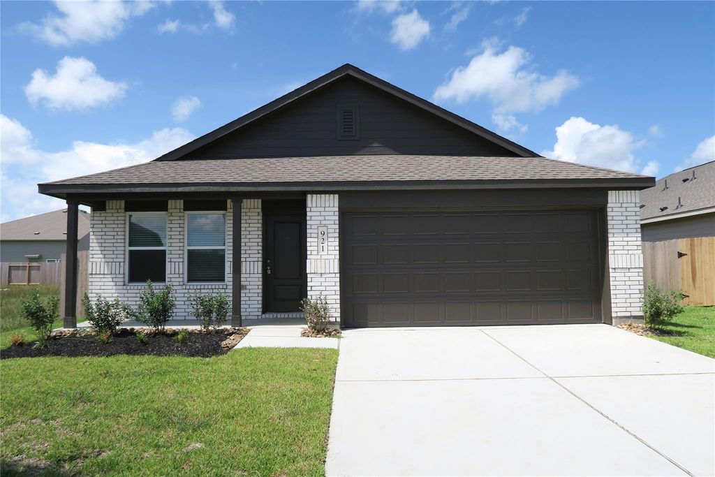 921 Woodhaven Lakes Drive, La Marque, TX 77568