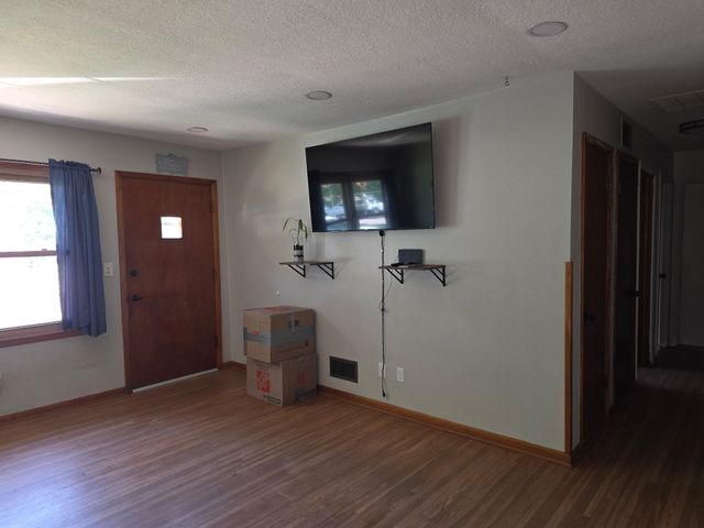 1407 E Crowley St, Wichita, KS 67216