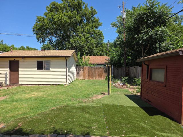 1407 E Crowley St, Wichita, KS 67216