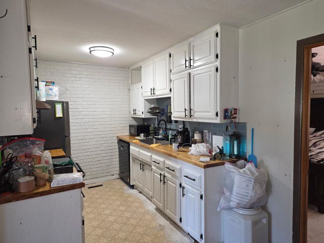 1407 E Crowley St, Wichita, KS 67216