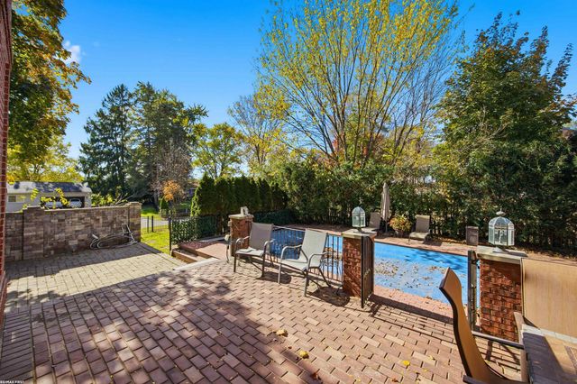 6580 Red Maple Lane, Bloomfield Hills, MI 48301
