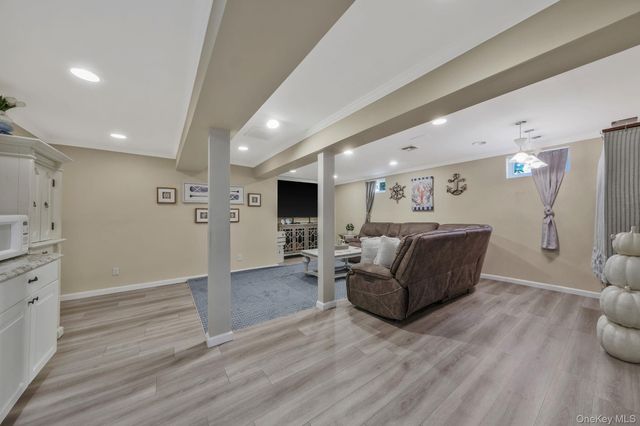 1 Queens Road, Miller Place, NY 11764