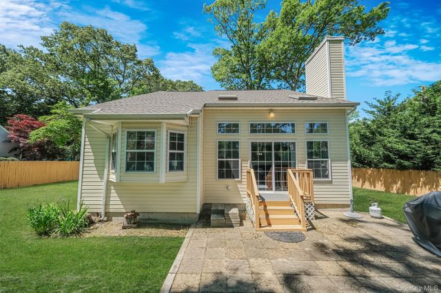 1 Queens Road, Miller Place, NY 11764