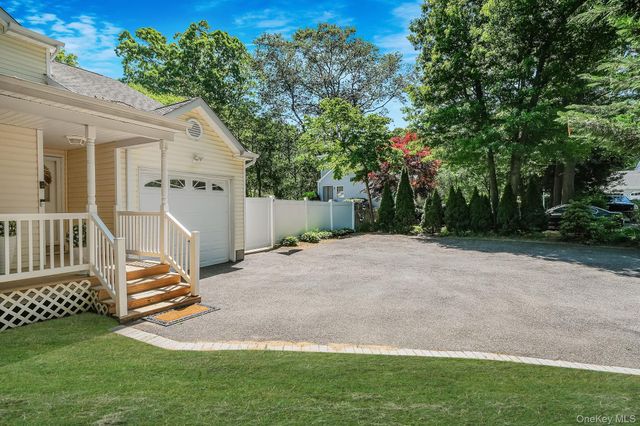 1 Queens Road, Miller Place, NY 11764