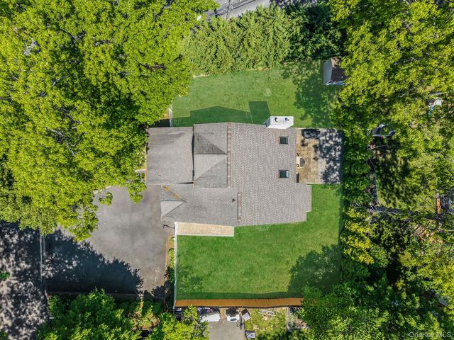 1 Queens Road, Miller Place, NY 11764