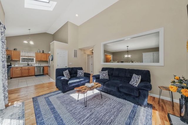1 Queens Road, Miller Place, NY 11764