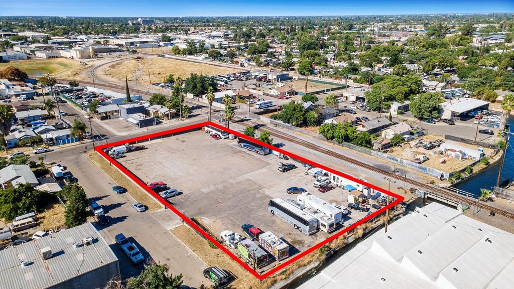 Image 11 of property listing at 1206 N Effie Street, Fresno, CA 93703
