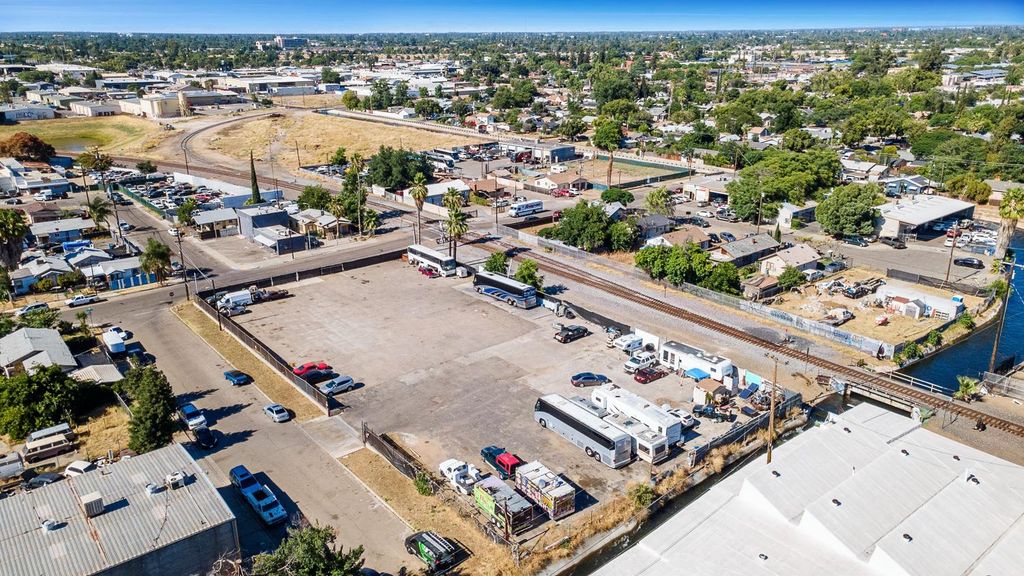 Image 13 of property listing at 1206 N Effie Street, Fresno, CA 93703