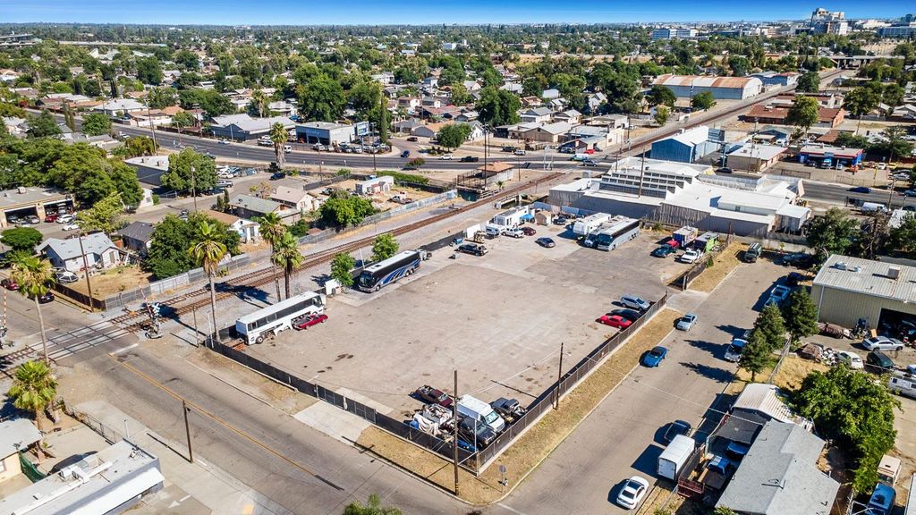 Image 15 of property listing at 1206 N Effie Street, Fresno, CA 93703
