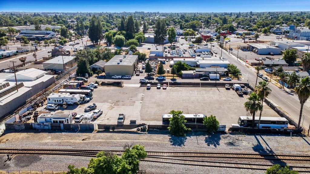 Image 16 of property listing at 1206 N Effie Street, Fresno, CA 93703