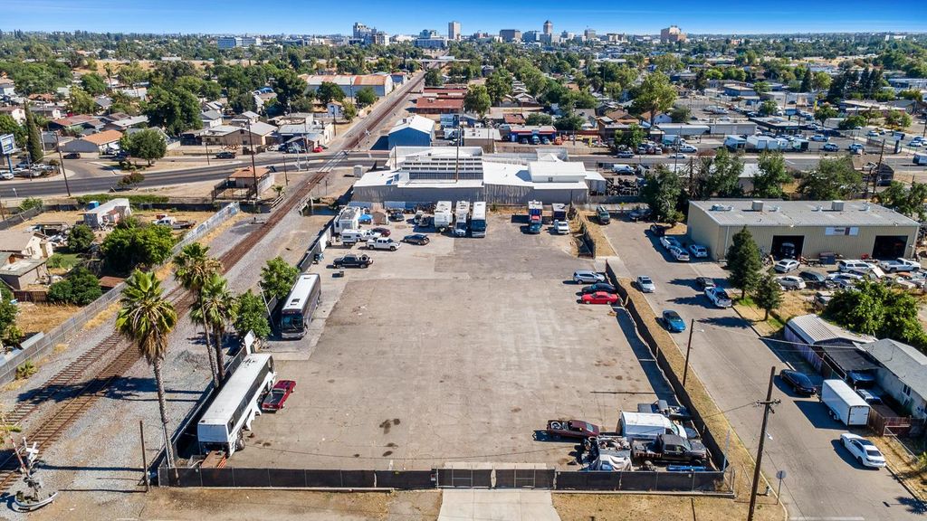 Image 3 of property listing at 1206 N Effie Street, Fresno, CA 93703