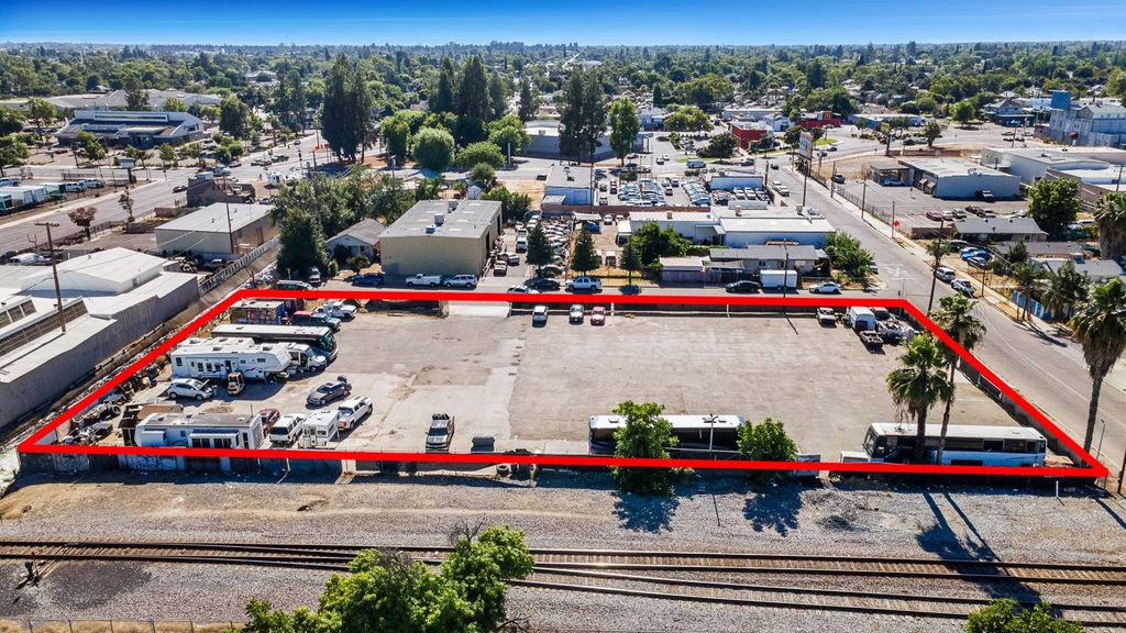 Image 4 of property listing at 1206 N Effie Street, Fresno, CA 93703