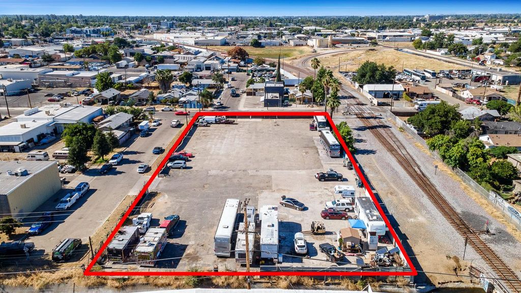 Image 5 of property listing at 1206 N Effie Street, Fresno, CA 93703