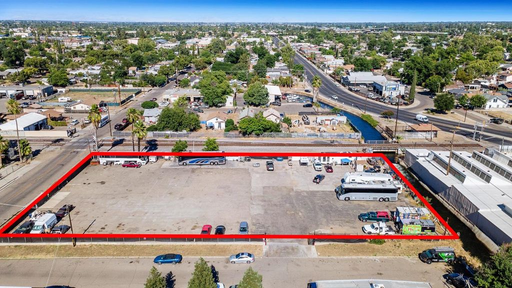 Image 6 of property listing at 1206 N Effie Street, Fresno, CA 93703