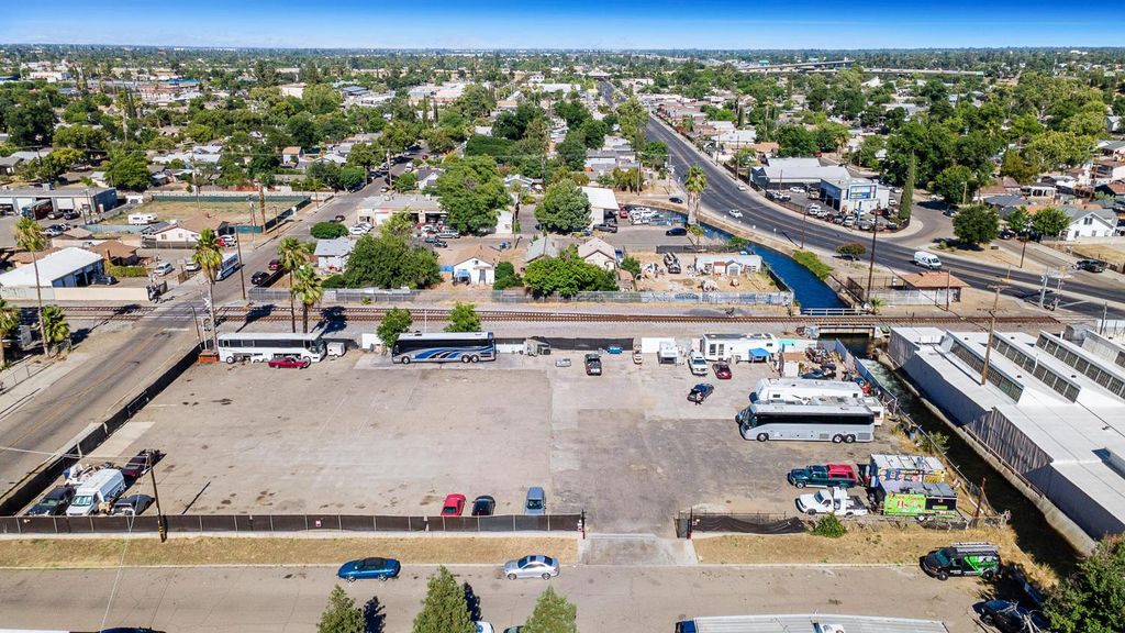 Image 7 of property listing at 1206 N Effie Street, Fresno, CA 93703