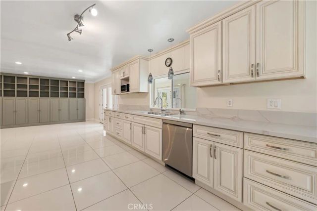 15406 Lull, Los Angeles, CA 91406