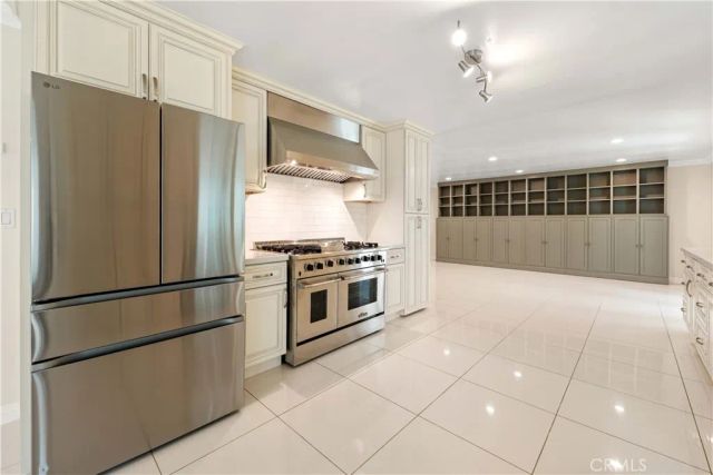 15406 Lull, Los Angeles, CA 91406