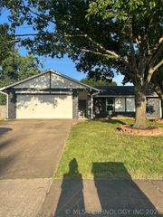 2725 S Narcissus West Avenue, Broken Arrow, OK 74012