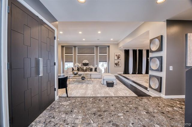 5292 Pond Bluff Drive, West Bloomfield, MI 48323