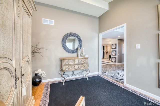 5292 Pond Bluff Drive, West Bloomfield, MI 48323