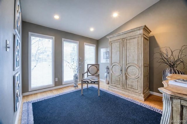 5292 Pond Bluff Drive, West Bloomfield, MI 48323