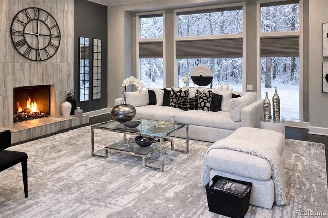 5292 Pond Bluff Drive, West Bloomfield, MI 48323