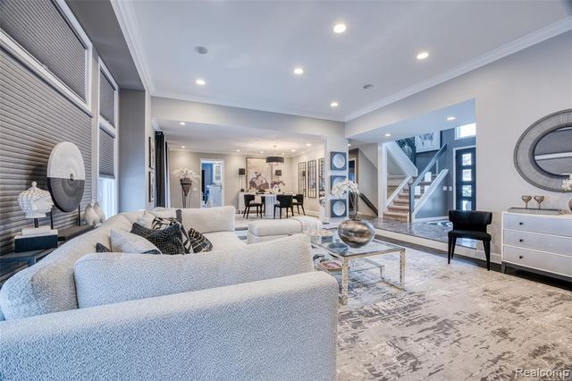 5292 Pond Bluff Drive, West Bloomfield, MI 48323