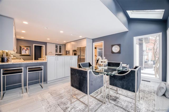 5292 Pond Bluff Drive, West Bloomfield, MI 48323