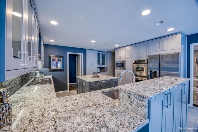 5292 Pond Bluff Drive, West Bloomfield, MI 48323