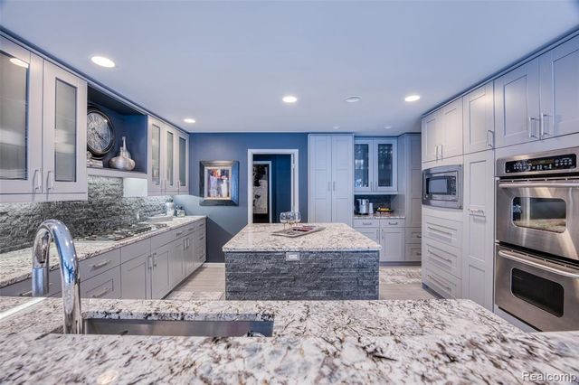 5292 Pond Bluff Drive, West Bloomfield, MI 48323