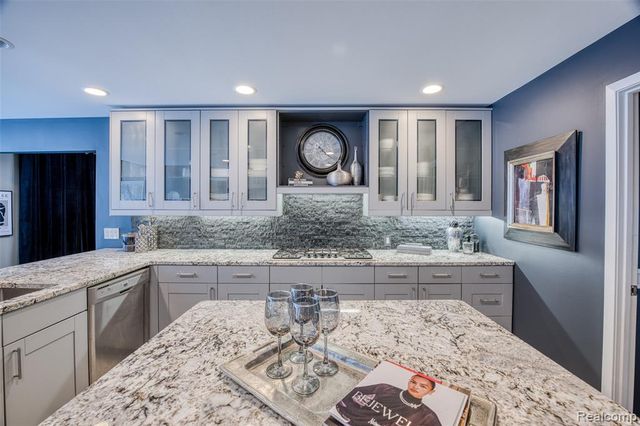 5292 Pond Bluff Drive, West Bloomfield, MI 48323