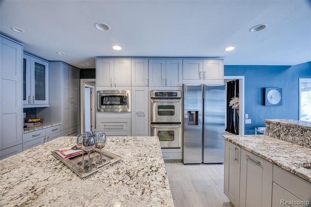 5292 Pond Bluff Drive, West Bloomfield, MI 48323