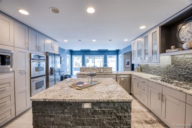 5292 Pond Bluff Drive, West Bloomfield, MI 48323