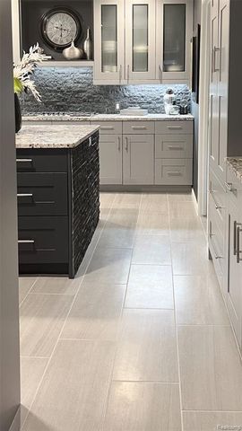 5292 Pond Bluff Drive, West Bloomfield, MI 48323