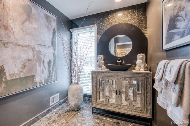 5292 Pond Bluff Drive, West Bloomfield, MI 48323