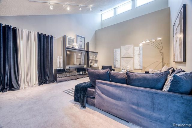 5292 Pond Bluff Drive, West Bloomfield, MI 48323