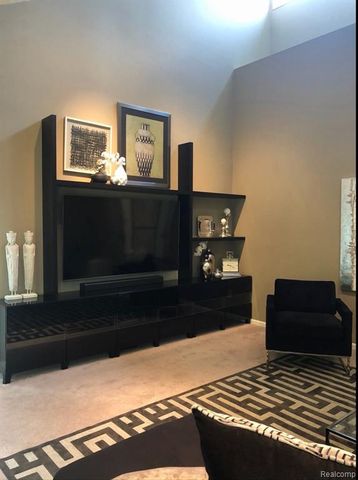 5292 Pond Bluff Drive, West Bloomfield, MI 48323