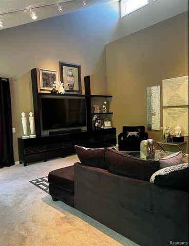 5292 Pond Bluff Drive, West Bloomfield, MI 48323